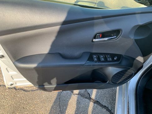 Used 2016 Toyota Prius Three image 9