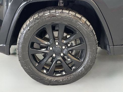 Used 2018 Jeep Grand Cherokee Altitude AWD/4WD image 30