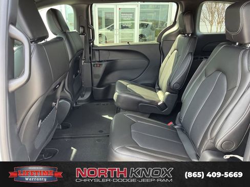 New 2026 Chrysler Pacifica Select image 12