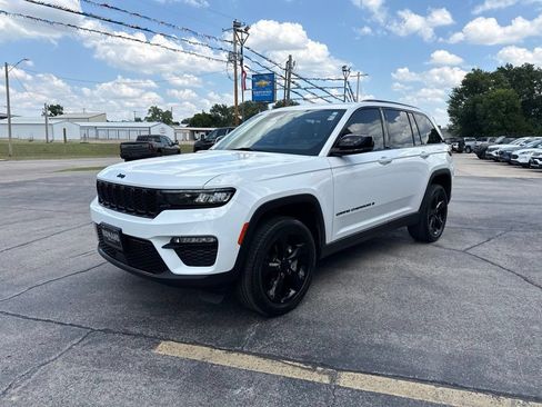 Used 2023 Jeep Grand Cherokee Limited w/ Black Appearance Package AWD/4WD image 9