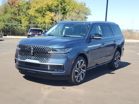 New 2027 Lincoln Navigator Reserve AWD/4WD image 2