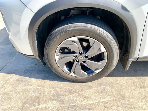 Used 2025 Nissan Rogue SV FWD image 9