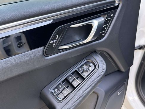 Used 2025 Porsche Macan image 17