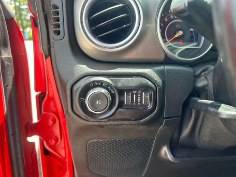 Used 2018 Jeep Wrangler Unlimited Sahara image 13