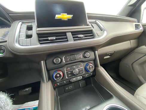 Used 2022 Chevrolet Suburban LT w/ Luxury Package image 26
