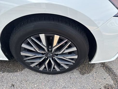 Used 2025 Nissan Altima 2.5 SV FWD image 8
