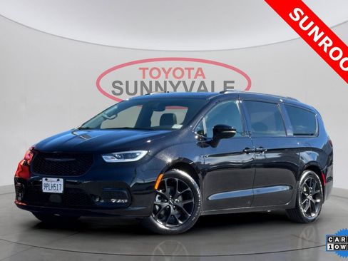 Used 2025 Chrysler Pacifica Limited image 2
