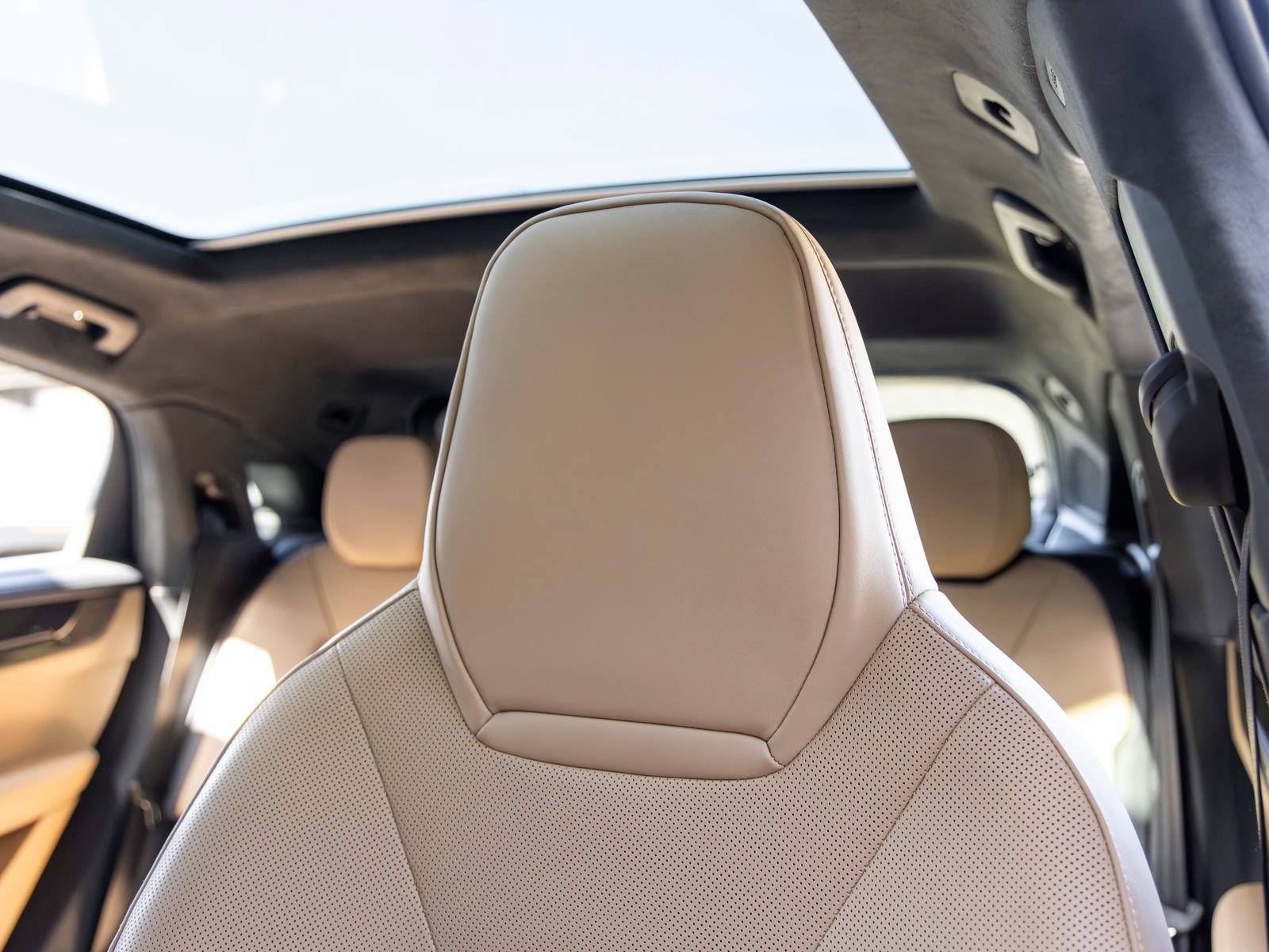 Certified 2025 Porsche Cayenne GTS AWD/4WD image 36