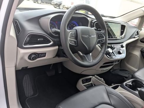 Used 2023 Chrysler Pacifica Touring-L image 2