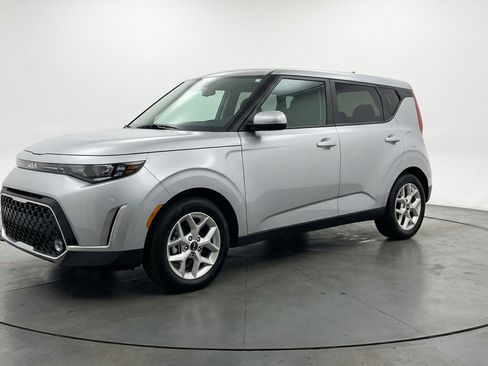Used 2025 Kia Soul LX w/ LX Technology Package image 3