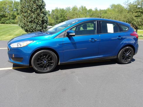 Used 2018 Ford Focus SE w/ Cold Weather Package FWD image 11
