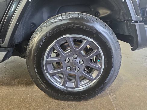 Used 2021 Jeep Wrangler Unlimited Sahara AWD/4WD image 32