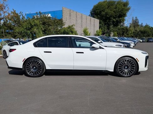 Used 2025 BMW 740i image 4