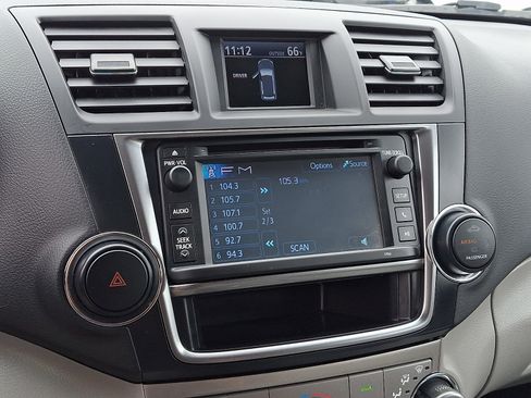Used 2013 Toyota Highlander Plus AWD/4WD image 17