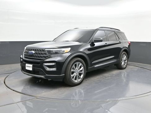 Certified 2021 Ford Explorer XLT w/ Equipment Group 202A RWD image 1
