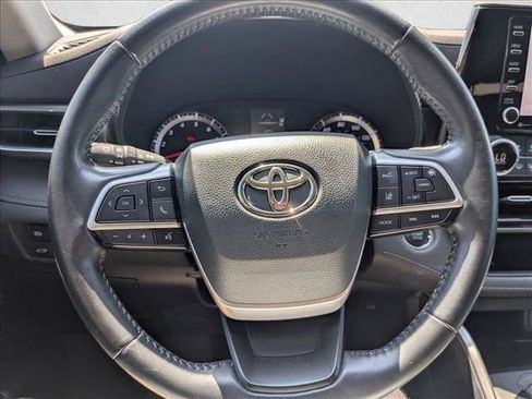 Used 2022 Toyota Highlander LE FWD image 10