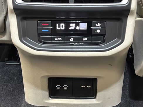 Used 2024 Volkswagen Atlas SE w/ Black Wheel Package AWD/4WD image 35