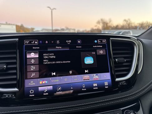 Used 2023 Chrysler Pacifica Limited w/ S Appearance Package image 26