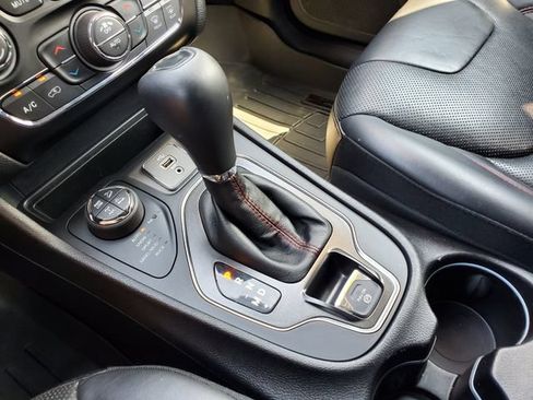 Used 2019 Jeep Cherokee Trailhawk AWD/4WD image 38