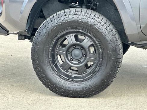 Used 2019 Toyota Tacoma TRD Sport image 28