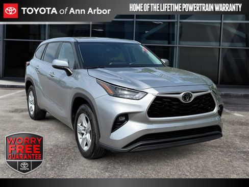 Used 2023 Toyota Highlander LE FWD image 1