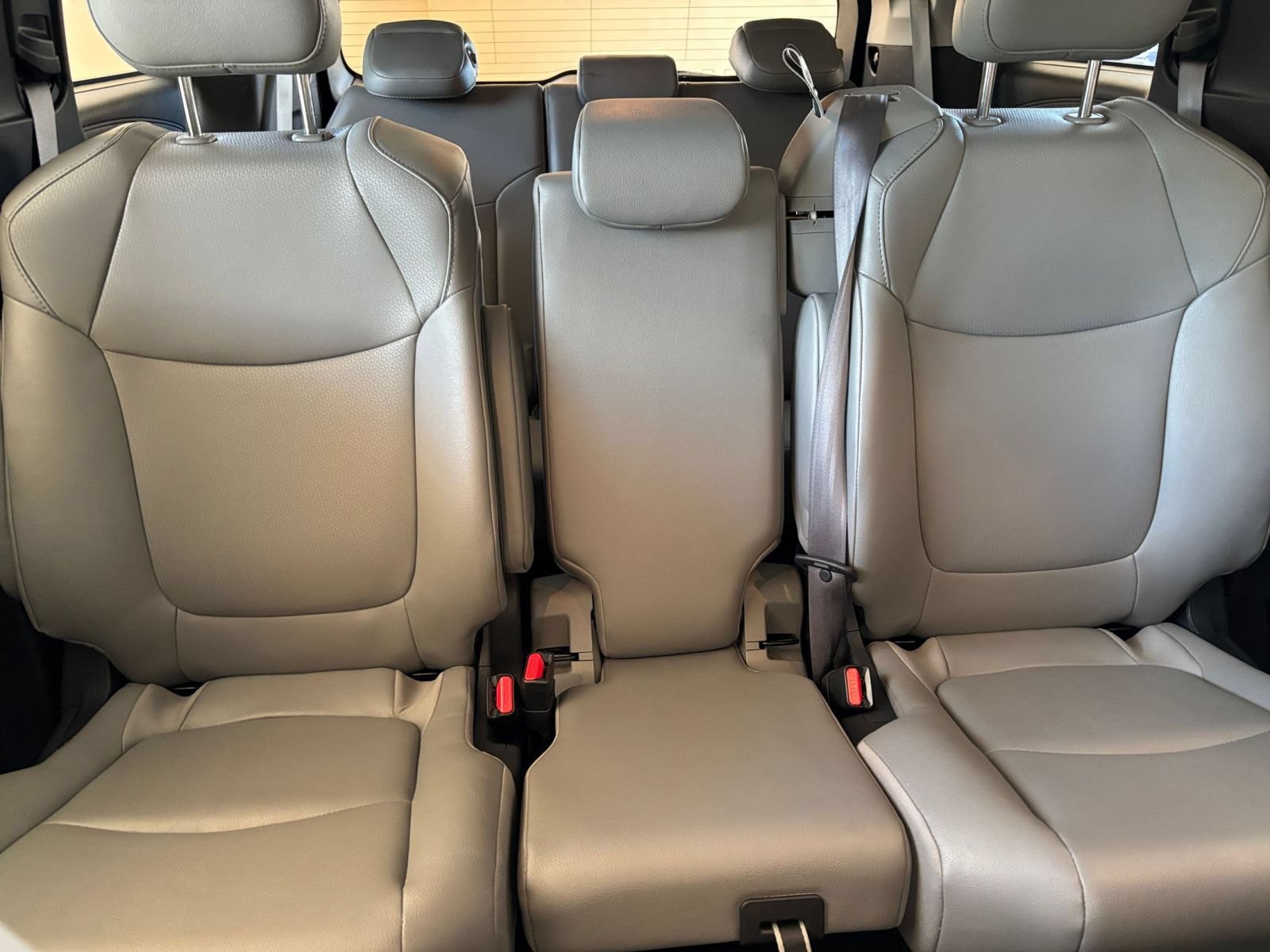 Used 2025 Toyota Sienna XLE FWD image 40