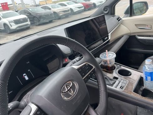 Used 2025 Toyota Sienna Platinum image 11