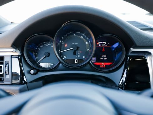 Certified 2025 Porsche Macan image 15