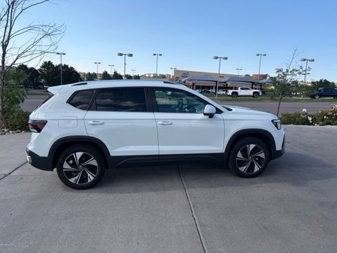Used 2025 Volkswagen Taos SE AWD/4WD image 7
