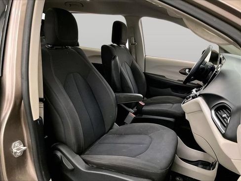 Used 2017 Chrysler Pacifica LX FWD image 7