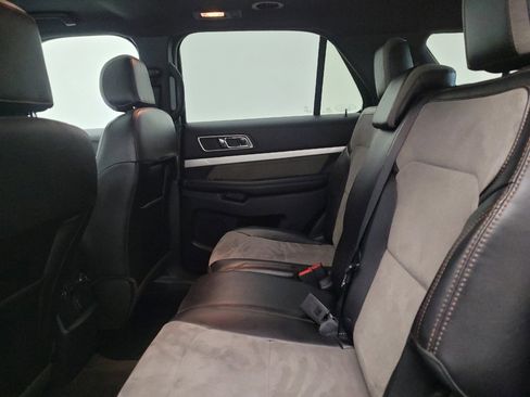 Used 2017 Ford Explorer XLT w/ Equipment Group 202A AWD/4WD image 18