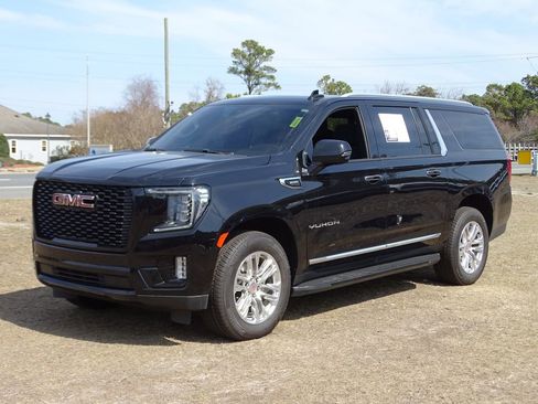 Used 2021 GMC Yukon XL SLT w/ SLT Premium Package image 3