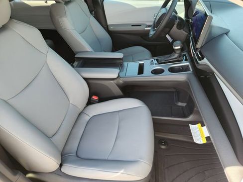 New 2026 Toyota Sienna XLE image 10