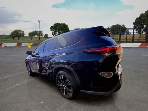 Used 2020 Toyota Highlander XLE FWD image 4
