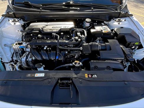 Certified 2025 Hyundai Elantra Sport image 10