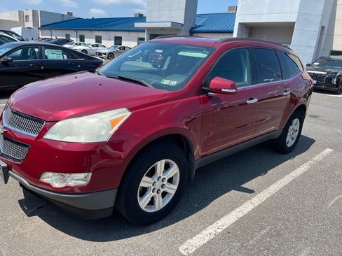 Used 2011 Chevrolet Traverse LT FWD image 2