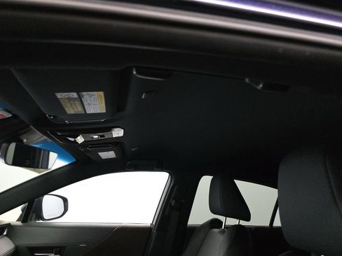 Used 2023 Toyota Venza XLE image 7