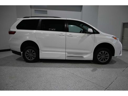 Used 2019 Toyota Sienna LE FWD image 5