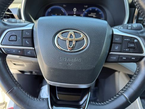 Used 2023 Toyota Highlander Limited image 16