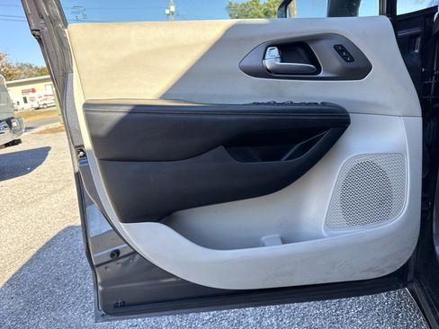 Used 2022 Chrysler Pacifica Touring-L image 31