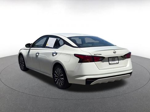 Used 2025 Nissan Altima 2.5 SV FWD image 11