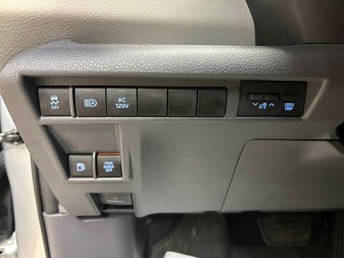 Used 2021 Toyota Sienna XLE image 14