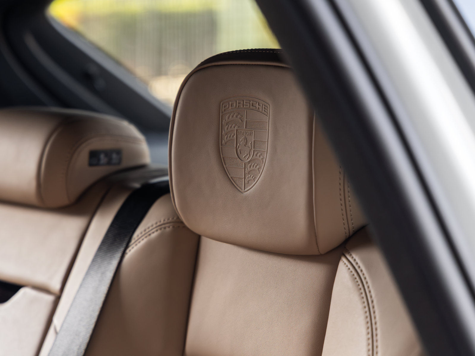 Certified 2024 Porsche Macan AWD/4WD image 38