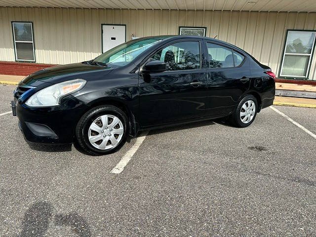 Used 2016 Nissan Versa S FWD image 2