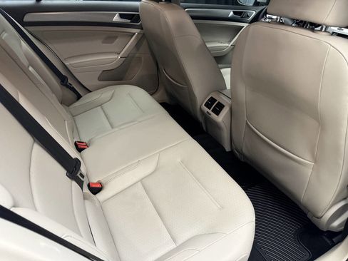 Used 2015 Volkswagen Golf S image 32