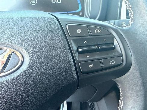 Used 2024 Hyundai Venue Limited image 17