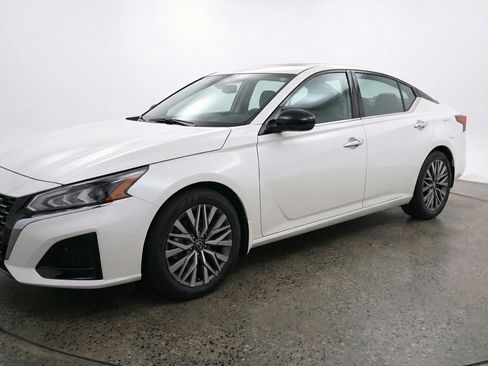 Used 2025 Nissan Altima 2.5 SV image 3