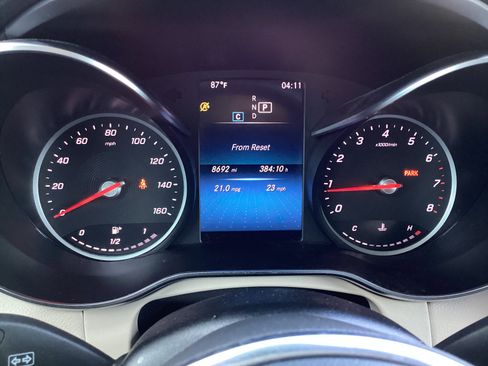 Used 2021 Mercedes-Benz GLC 300 4MATIC image 10