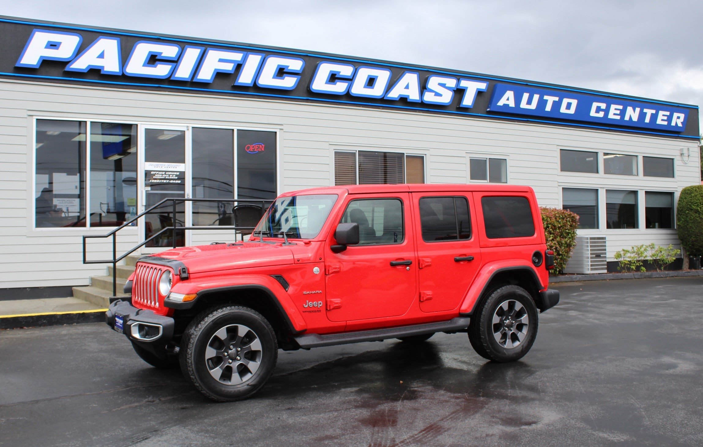 Used 2018 Jeep Wrangler Unlimited Sahara w/ Uconnect 4C Nav & Sound Group AWD/4WD image 1