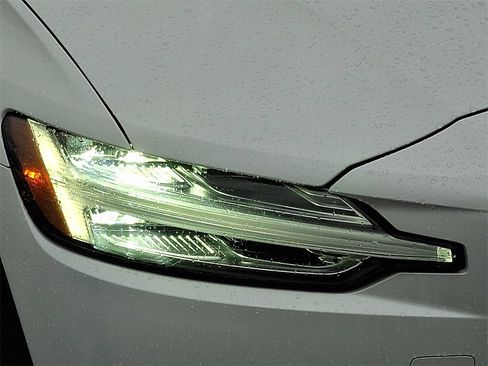 Used 2020 Volvo V60 T5 Cross Country image 9